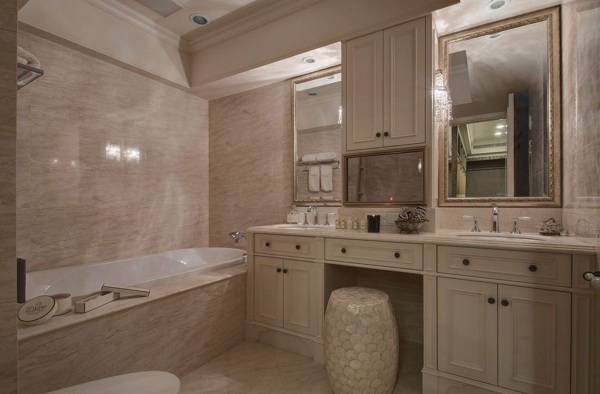 现代时尚浴室白色瓷砖背景墙室内装修效果图