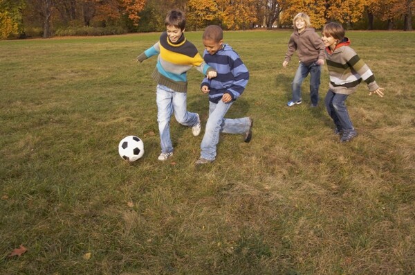 踏足球的儿童图片