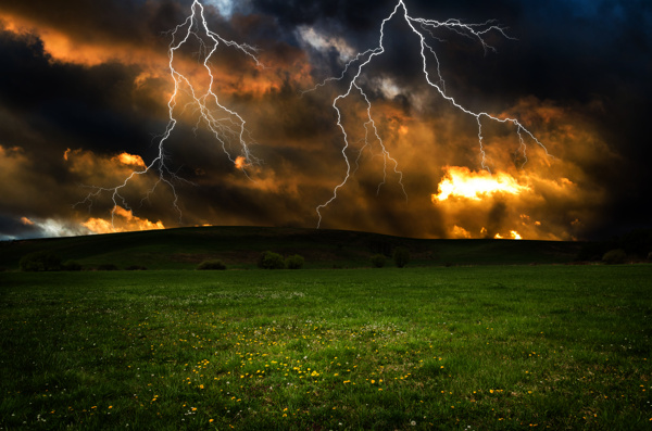 闪电与草原风景图片