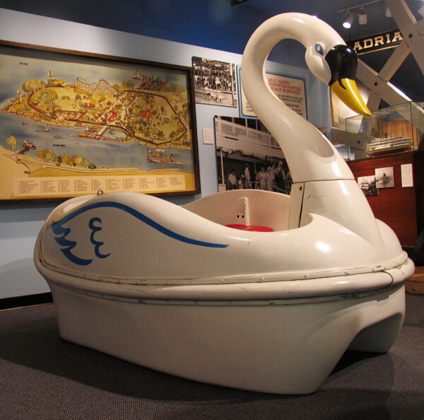 天鹅船艇脚踏船样品小船交通工具游览公园设备图片