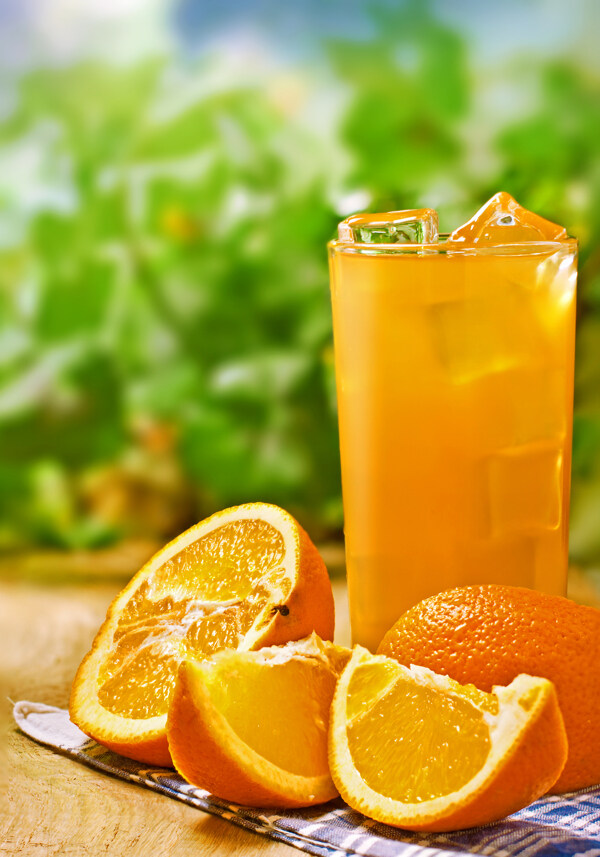 切开的橙子与冰块橙汁图片