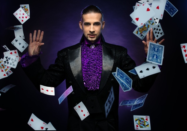 玩扑克的魔术师图片