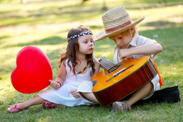 玩耍吉它的外国可爱儿童图片