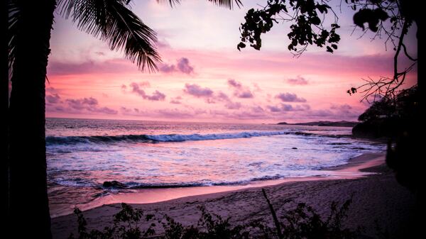 夕阳下的沙滩