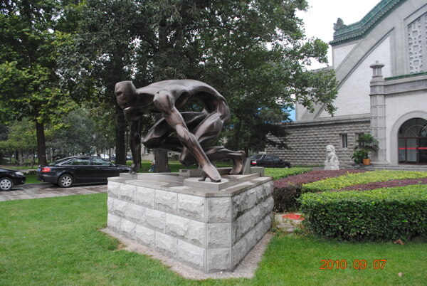 校园雕像