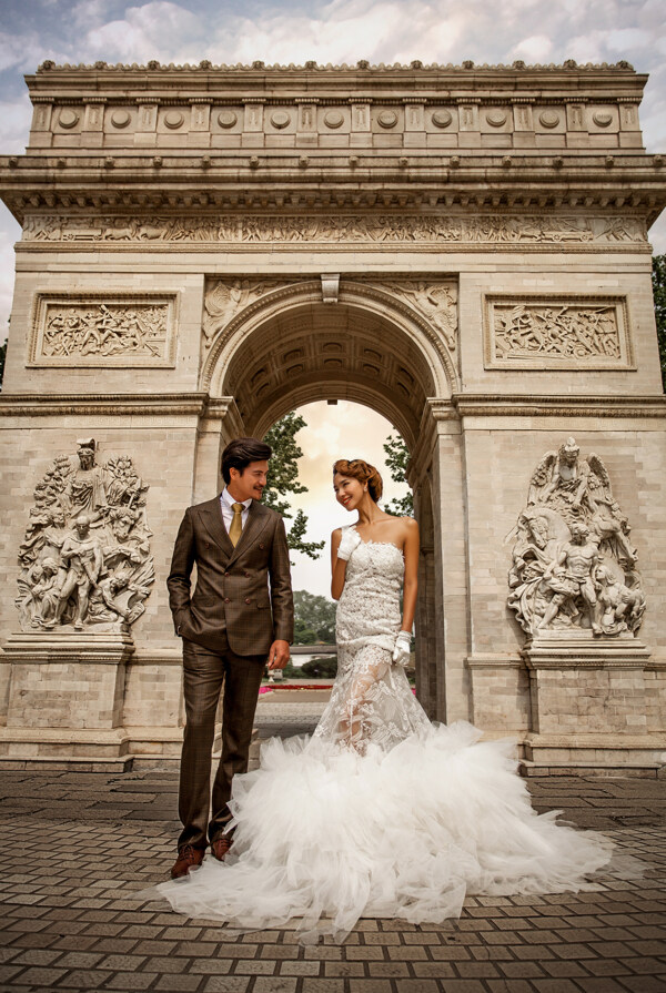 凯旋门前拍婚纱照的男女图片
