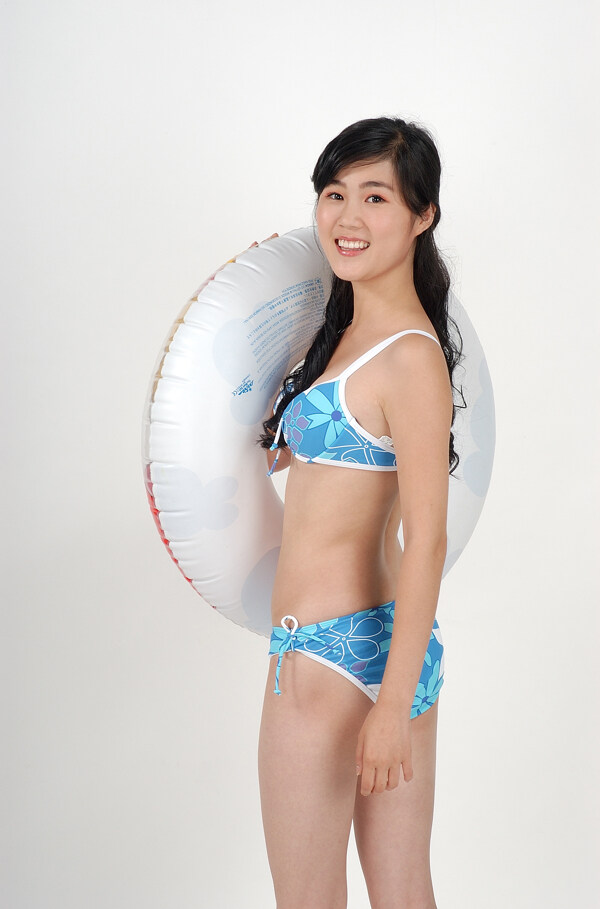 拿救生圈的美女圖片