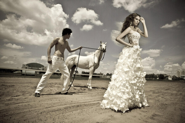 生活中的演戏中的情侣越南伉俪婚纱结婚结婚照森林牧场马图片