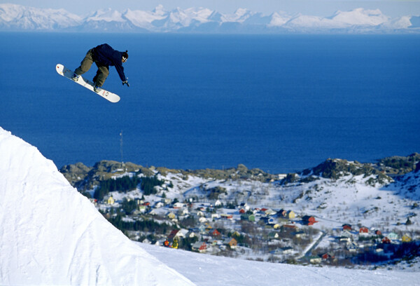 腾空飞跃的划雪运动员图片