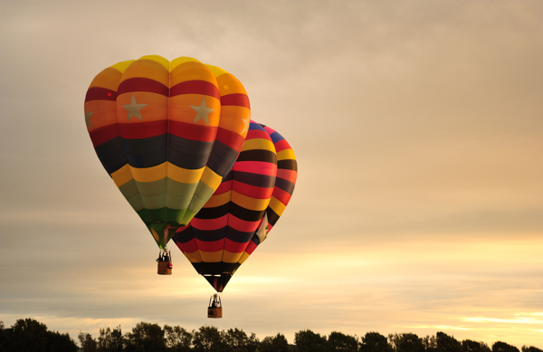 空中绚丽的热气球图片