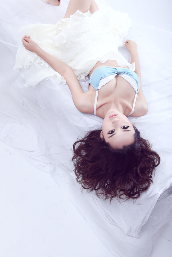 躺著的內(nèi)衣模特美女圖片