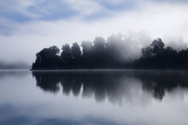 湖泊云雾图片