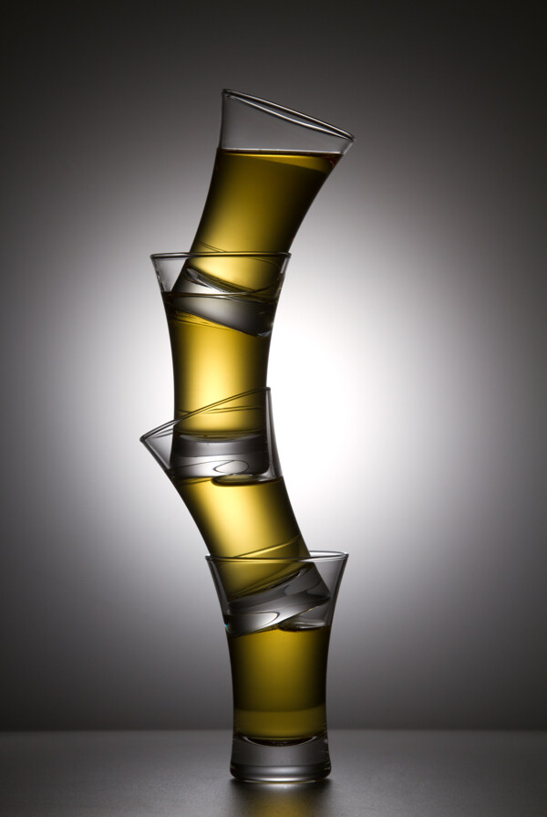 重疊的啤酒杯