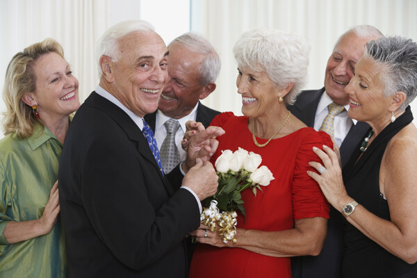 手捧鲜花的老年夫妇图片