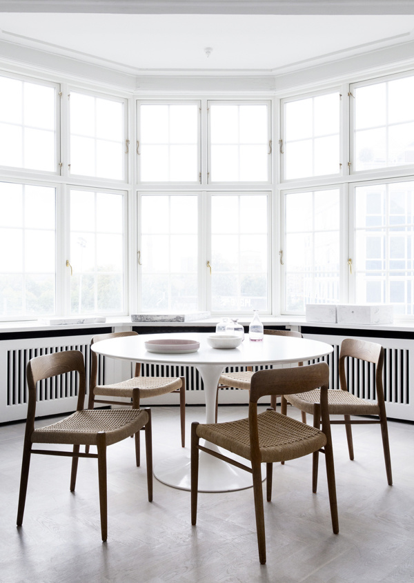 北欧时尚客厅白色圆桌室内效果图