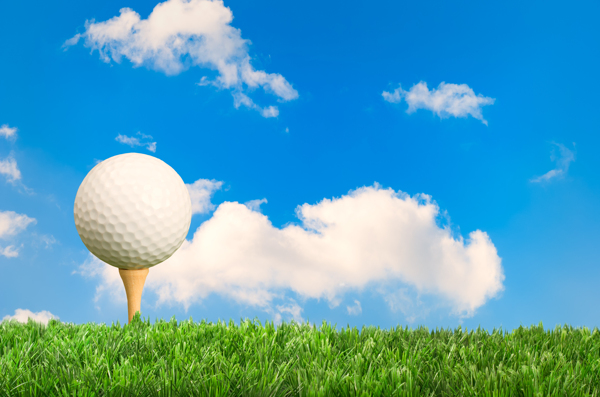 蓝天下草地上的高尔夫球