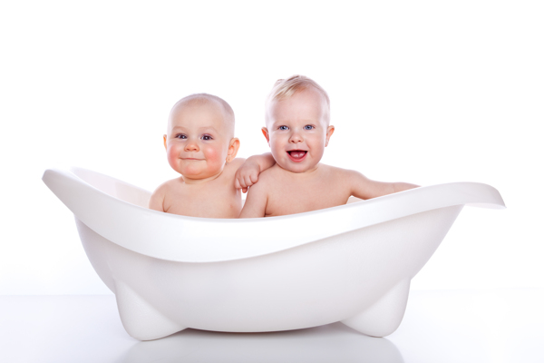 浴缸里的外国可爱宝宝图片
