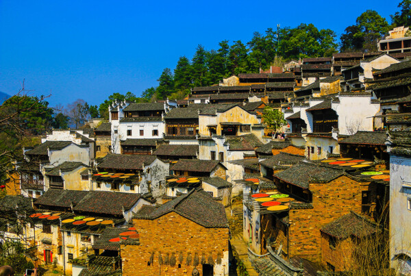 藍天下錯落有致的傳統(tǒng)中式建筑小村落