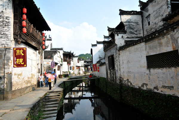 傳統(tǒng)的白墻黑瓦建筑和水鄉(xiāng)街道