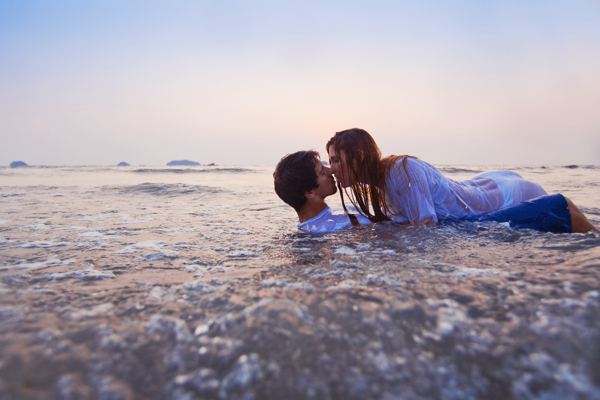 水里接吻的情侣图片