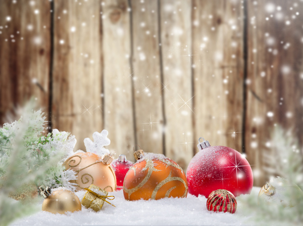 雪地上的圣誕球