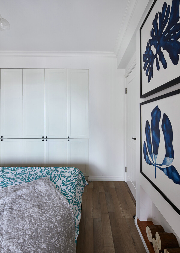 现代温馨卧室蓝色挂画背景墙室内装修效果图