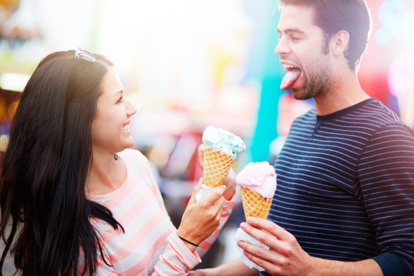吃冰激淋的时尚情侣图片