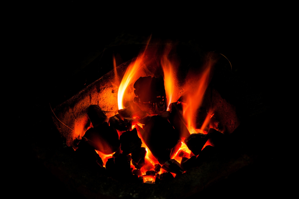 炉子里燃烧的火焰图片