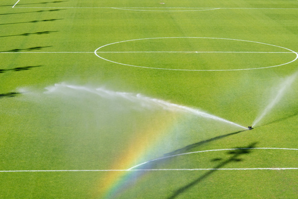 足球场上的彩虹图片