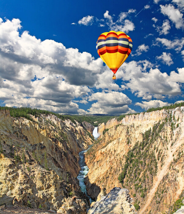 峡谷上空中的热气球图片