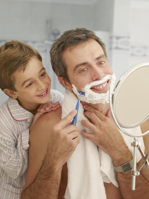看父亲刮胡子的小男孩图片
