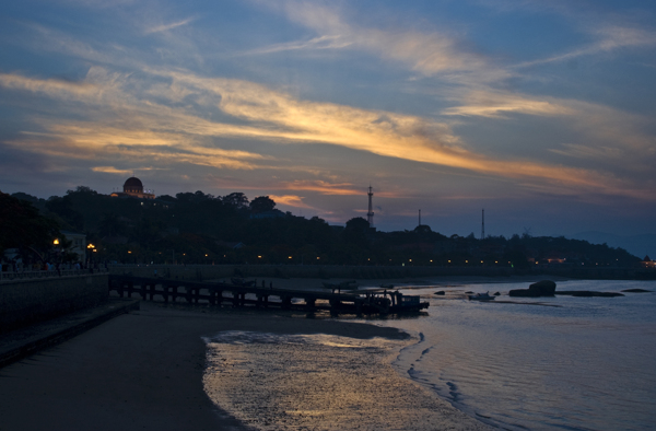 夕阳下的鼓浪屿海滩图片