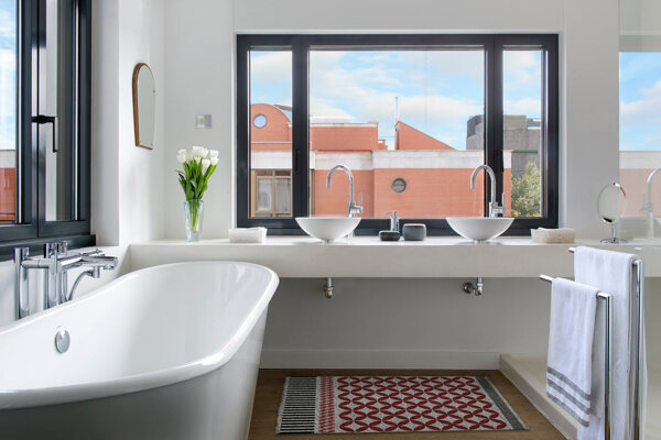 现代简约卫生间浴缸窗户设计图