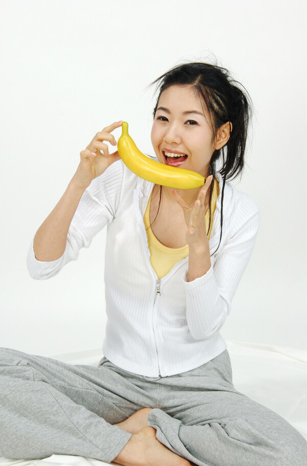 准备吃香蕉的少女图片