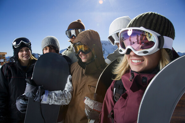 准备滑雪的人们图片