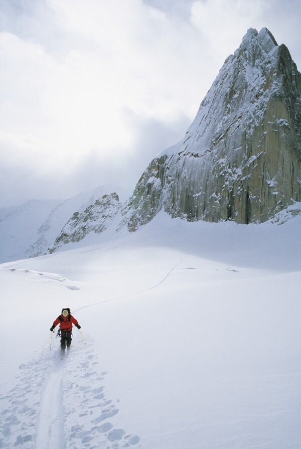 雪地登山运动员摄影图片