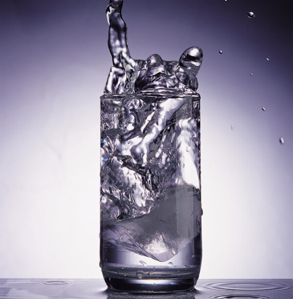 清水特写水的姿态酒瓶的水
