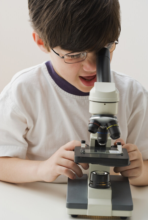 看显微镜的孩子图片