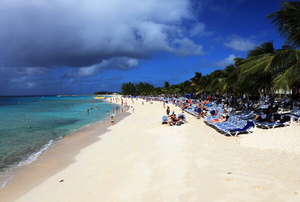 阳光沙滩蓝天白云图片