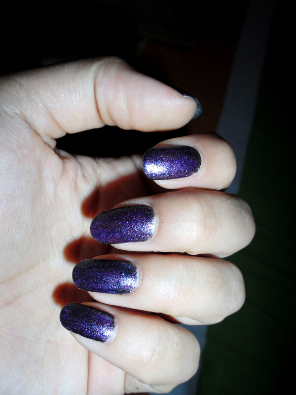 黑紫色指甲图片