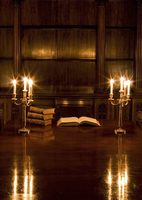 书桌上的书本蜡烛图片