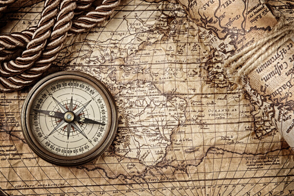 航海地图上的指南针图片