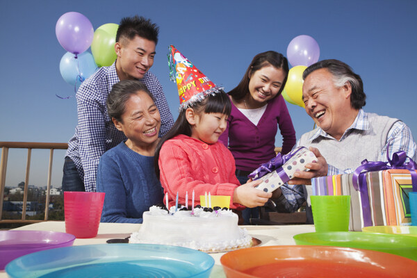 给女孩过生日的一家人图片