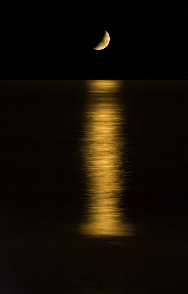 月亮与湖面倒影图片