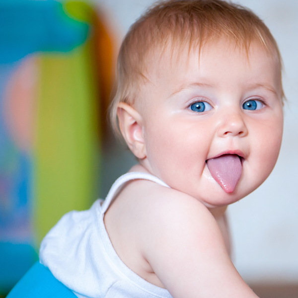 伸出舌头的外国婴儿图片