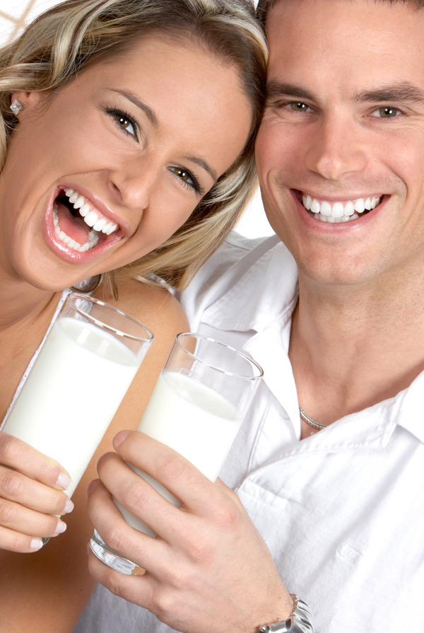 情侣与牛奶图片