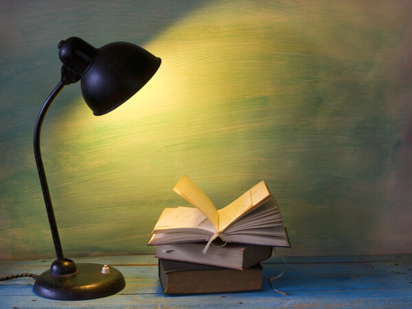 台灯与书本图片