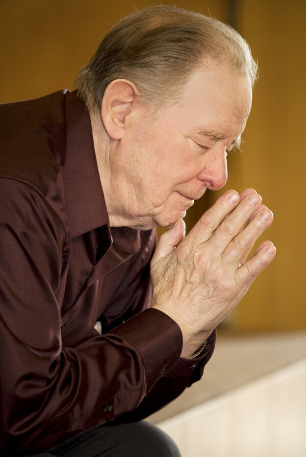 祈祷的老人图片