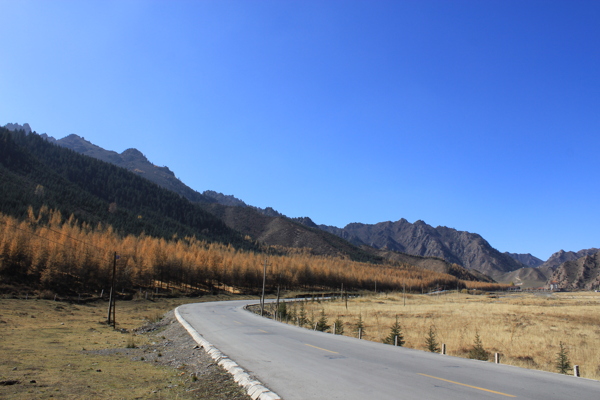 高山与道路背景素材图片