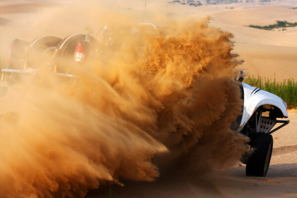 沙漠赛车图片